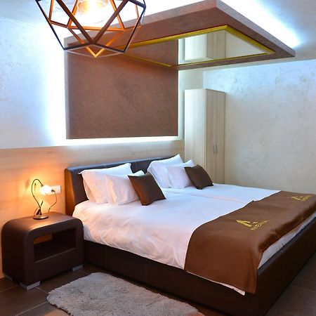 Restaurant & Apartments & Rooms Avenia Ruma Exterior foto