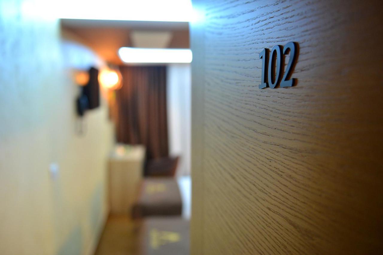 Restaurant & Apartments & Rooms Avenia Ruma Exterior foto