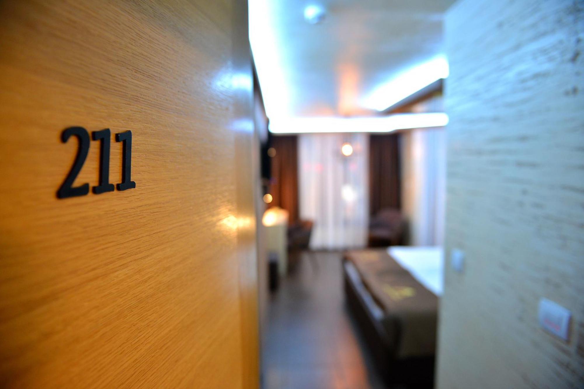 Restaurant & Apartments & Rooms Avenia Ruma Exterior foto
